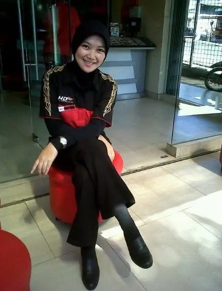 Desi sebagai kasir Pizza Hut